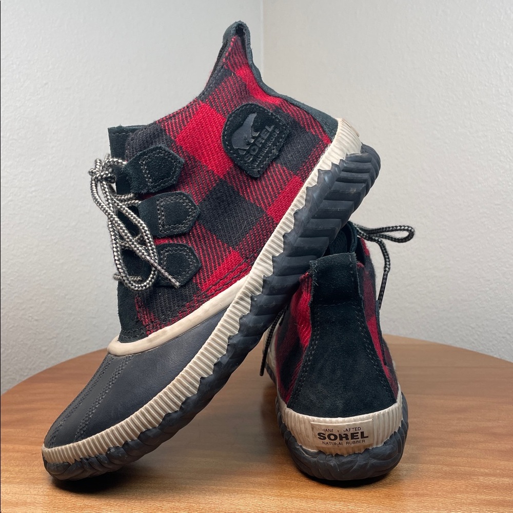 Sorel Out N About Black & Red Plaid Waterproof Rain Ankle Boots Womens Size 8.5